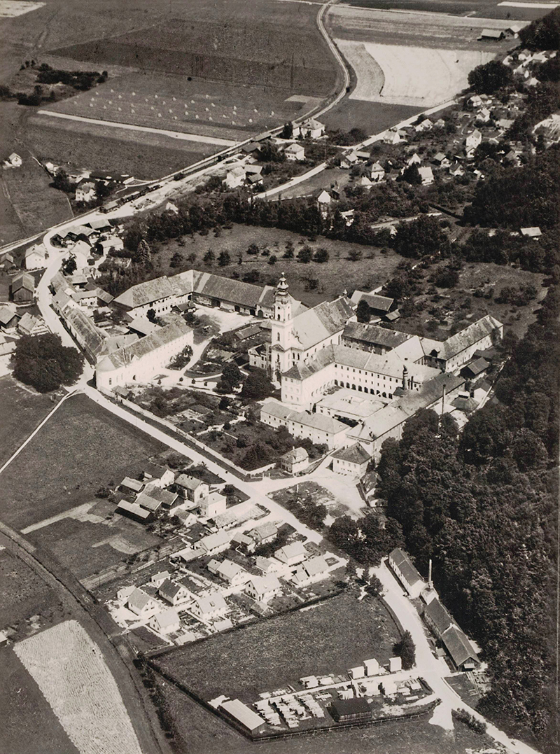Ansicht ehemaliges Kloster Aldersbach vor 1957, im Vordergrund Sägemühle und Trocknung (Schornstein), im Hintergrund u.a. Wifling