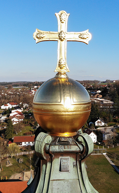 Kreuz und Turmglobus der Aldersbacher Klosterkirche. Foto: © Markus Bauer, Bauer+Graf Engineering, mit Erlaubnis der Pfarrei Aldersbach