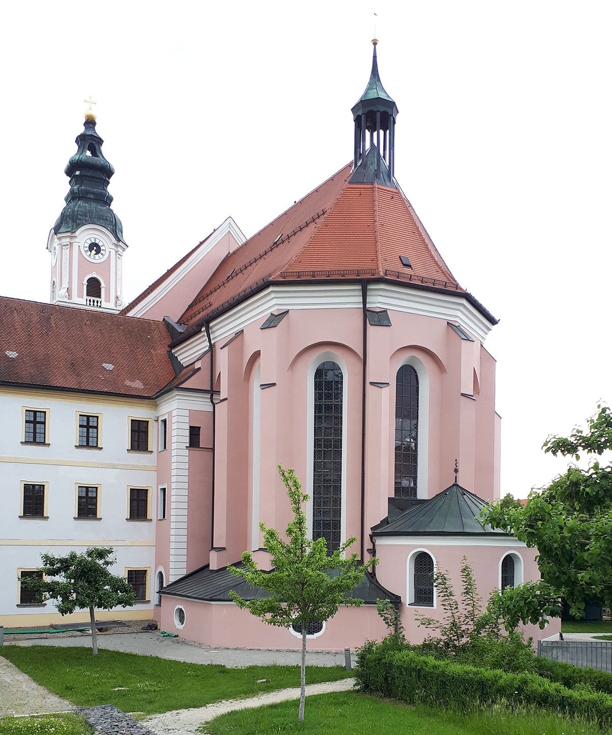 Chor, Kapellenkranz und Osttrakt von Südosten