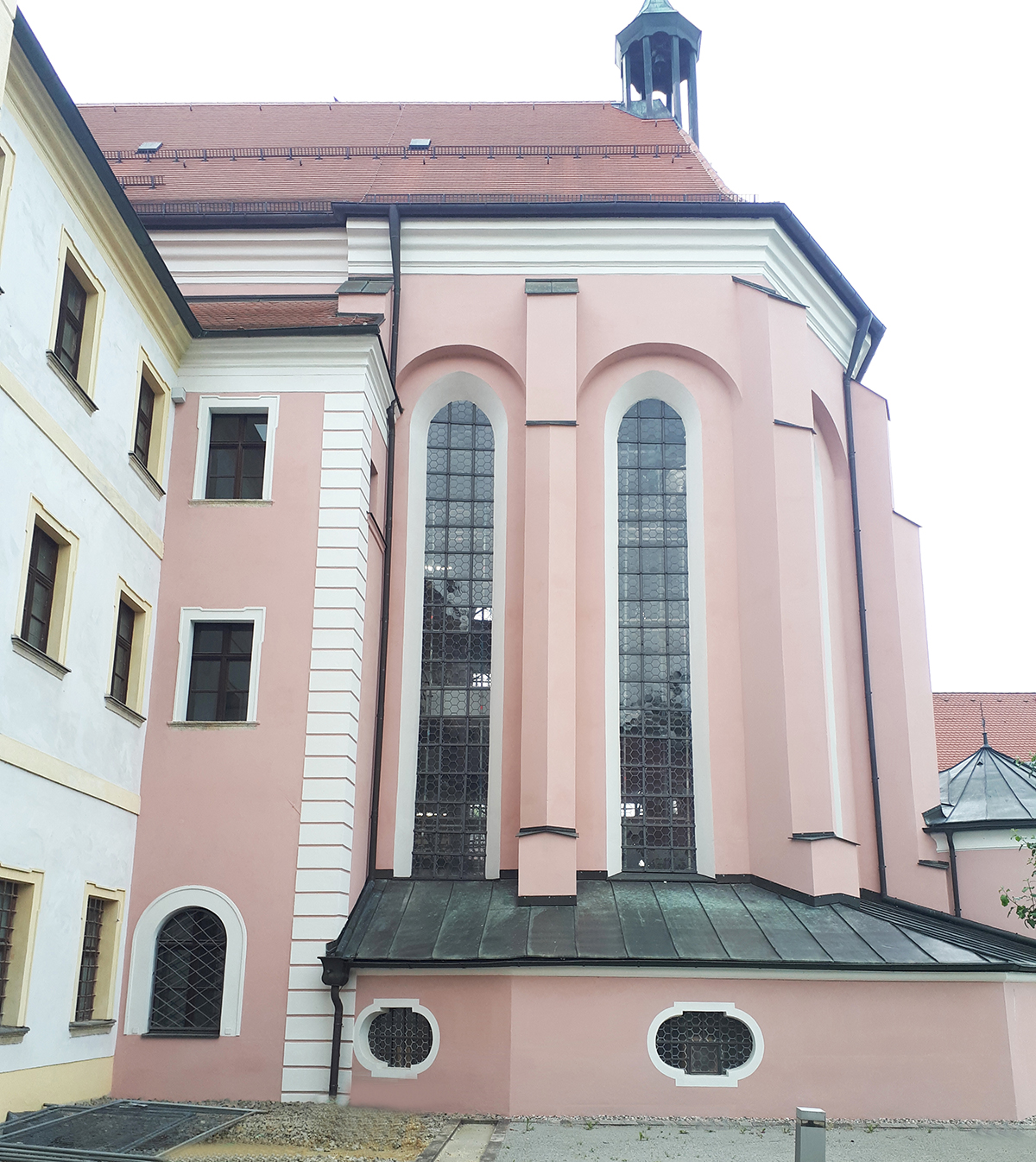 Chor, Kapellenkranz und Osttrakt von Süden