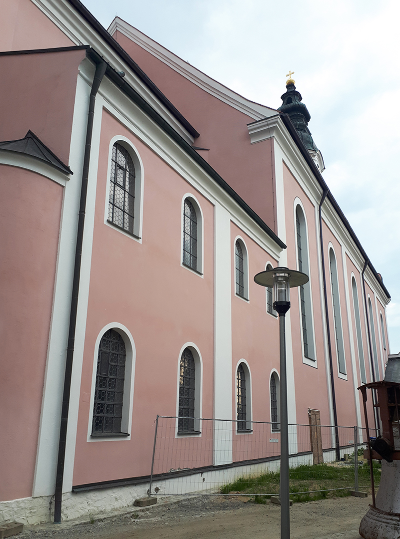Bernhardskapelle und Langhaus von Nordosten