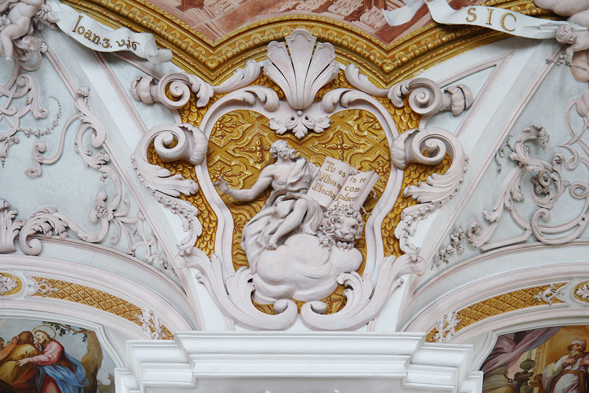 Der Kirchenlehrer Hieronymus flankiert das Hauptfresko: 'Tu es filius meus'