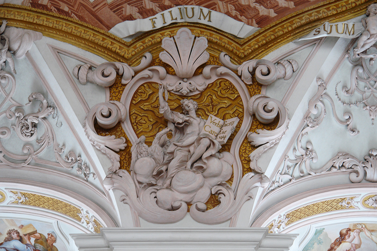 Der Evangelist Johannes flankiert das Hauptfresko: 'Verbum caro factum est'