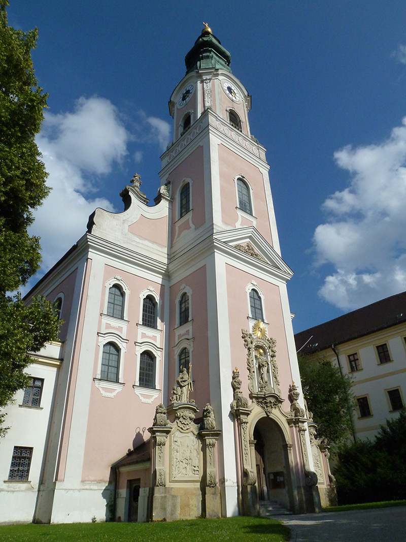 Westfassade mit Turm