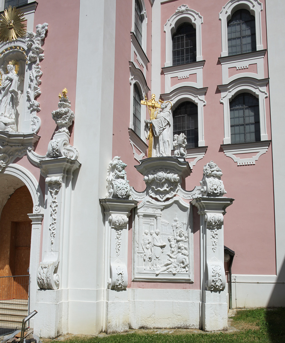 Kirchenportal rechts: Figur und Steinrelief: Bernhard von Clairvaux