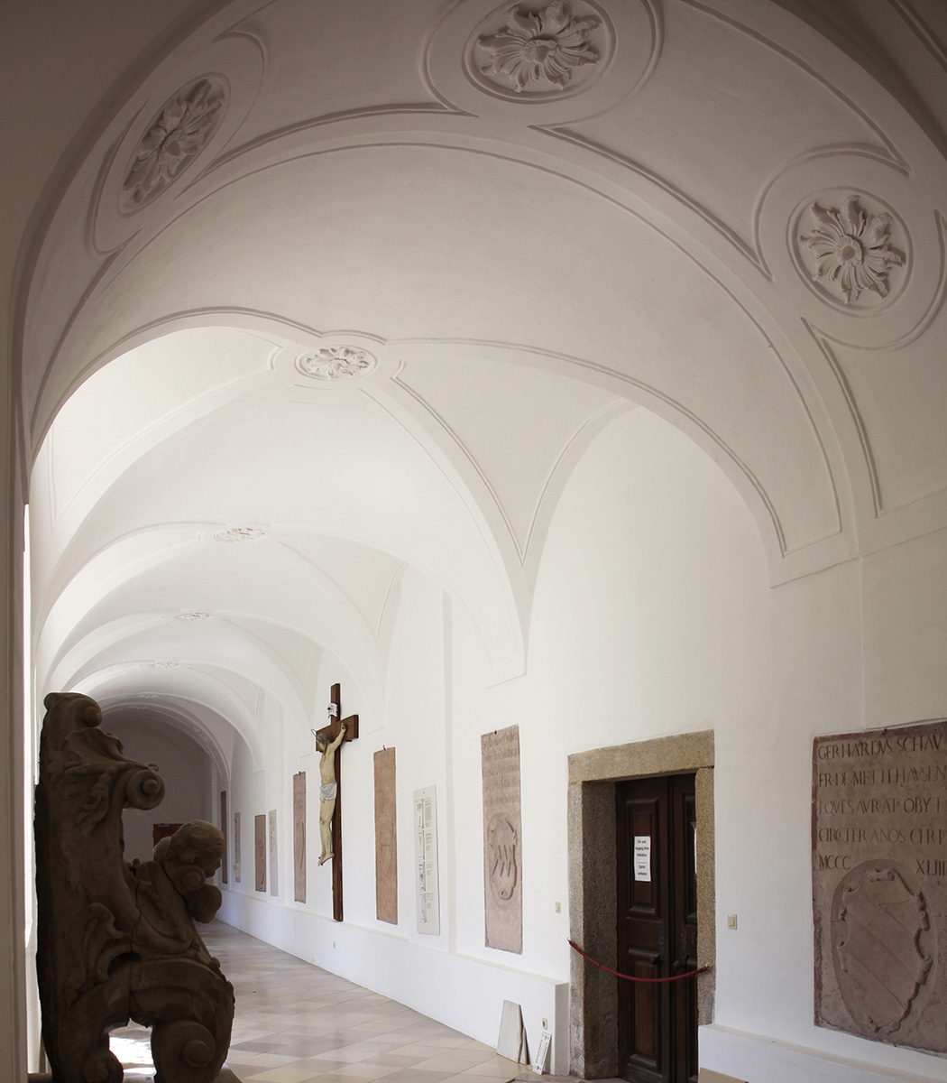 Nordflügel des Kreuzgangs mit Zugang zur Kirche