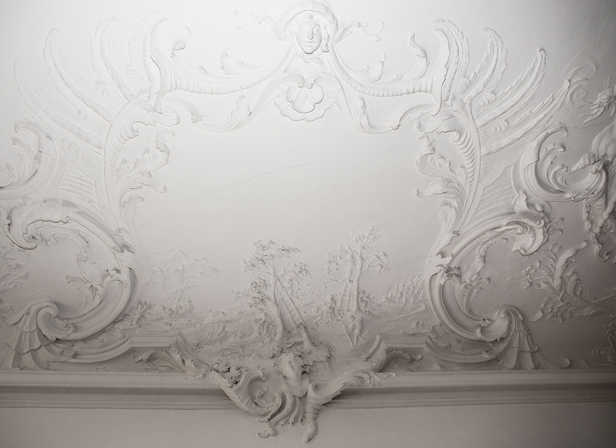 Stuckdecke im Roten Salon mit Detail (Jahreszeiten)