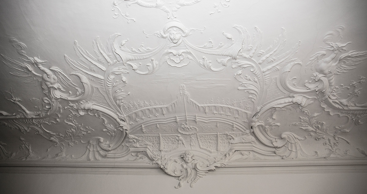 Stuckdecke im Roten Salon mit Detail (Jahreszeiten)