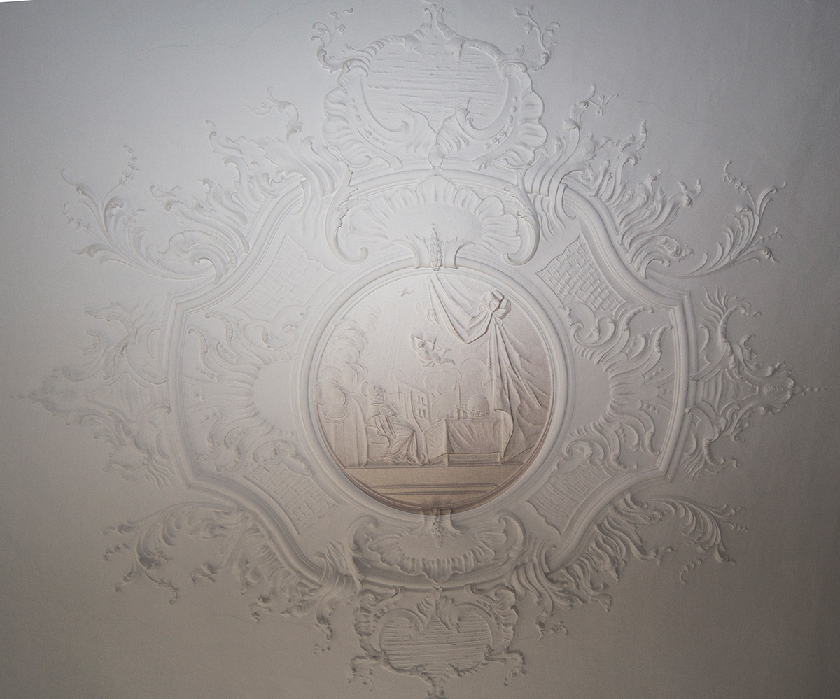Medaillon in der Mitte der Stuckdecke im Roten Salon