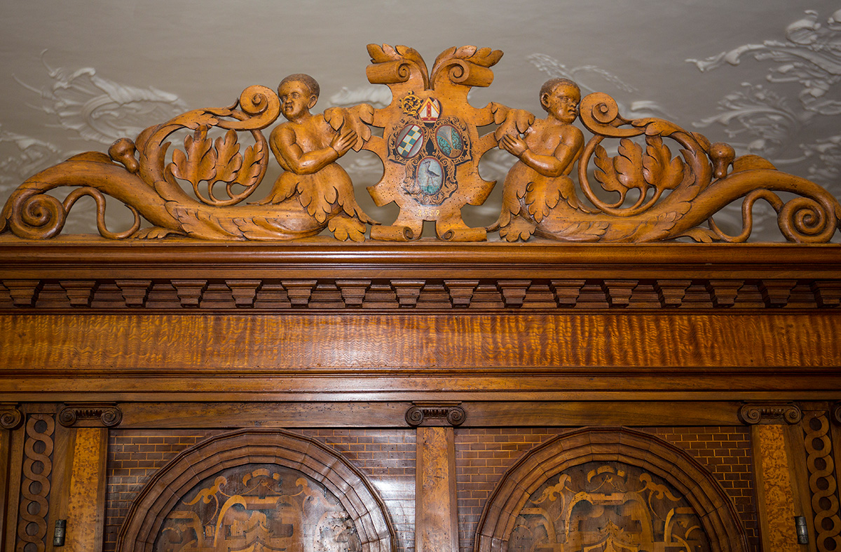 Barocker Aufsatz des Renaissanceschrankes mit dem Wappen Abt Vischers