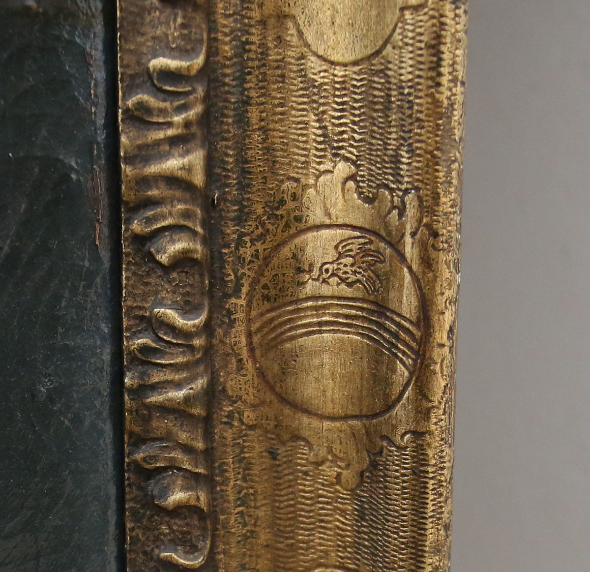 Wappen des Abtes am Bildrahmen des Portraits Theobald II