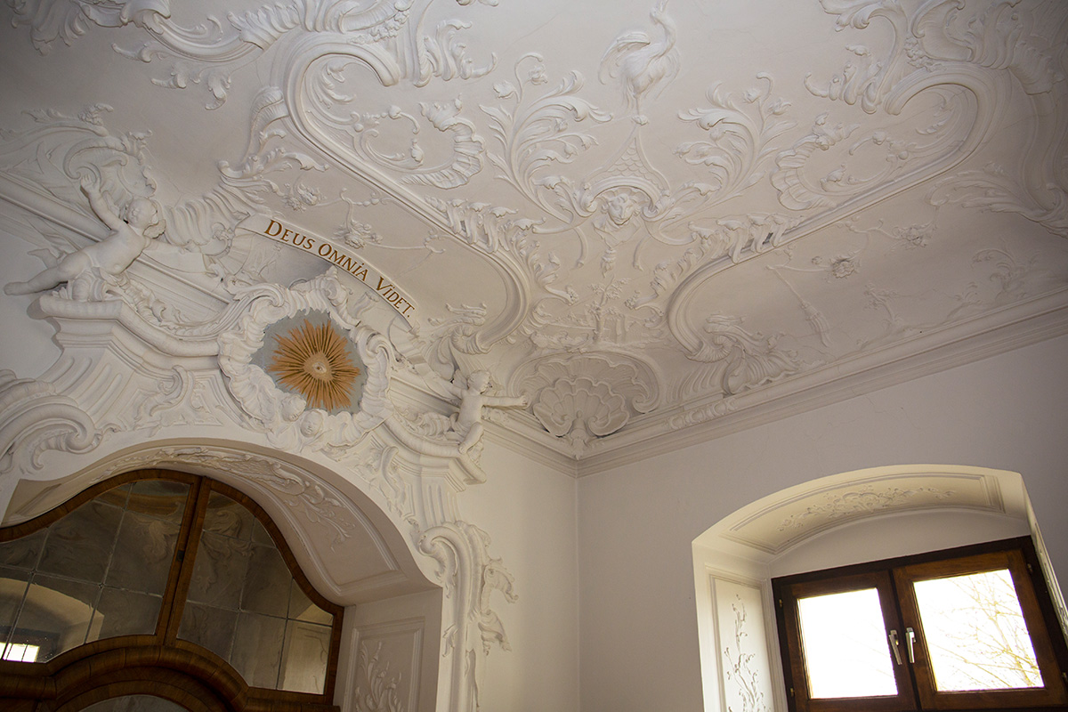 Portal und südwestliche Ecke der Stuckdecke im Roten Salon