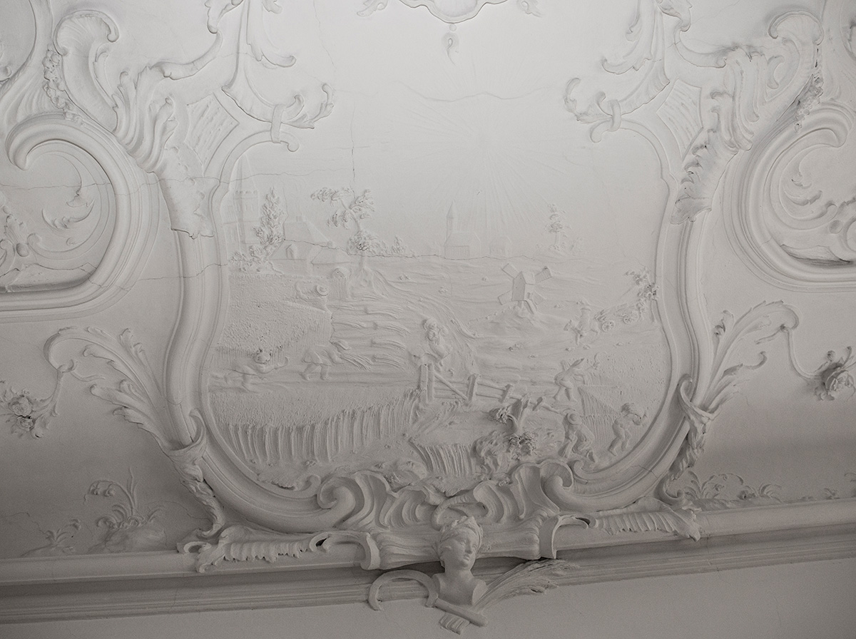 Stuckdecke im Roten Salon mit Detail (Jahreszeiten)