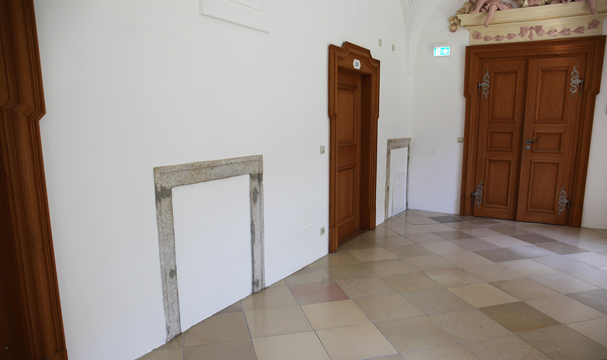 Gang vor dem Rekreationssaal mit ehemaligen Feuerstellen der Mönchszellen